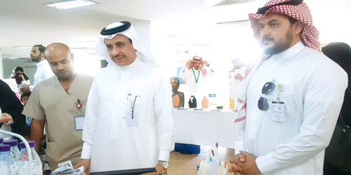  الزهراني يدشّن المعرض