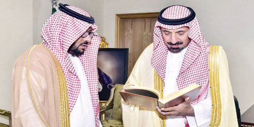  أمير نجران يتسلم نسخة من المبادئ والقرارات القضائية