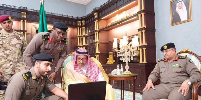  أمير منطقة الباحة خلال استقباله العقيد آل مبارك
