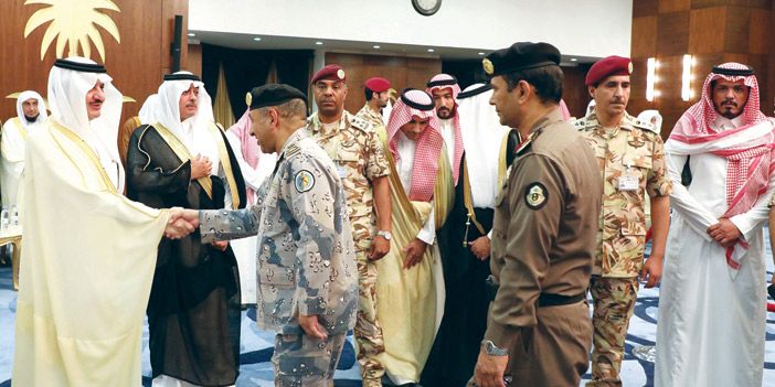  الأمير سعود بن نايف مستقبلاً المهنئين