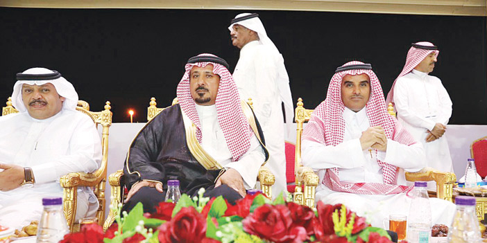  المحافظ يتوسط حضور الدورة