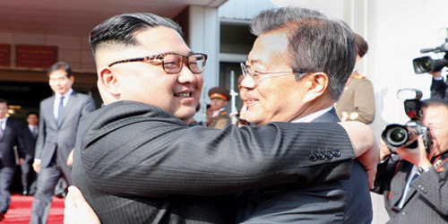  رئيسا الكوريتين في عناق يؤكد نية البلدين تحسين العلاقات