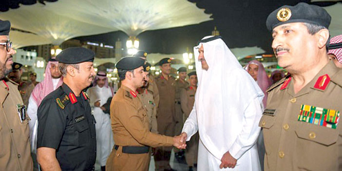  الأمير فيصل بن سلمان يصافح رجال الأمن