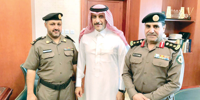  المحافظ يقلد أحد منسوبي المرور رتبته