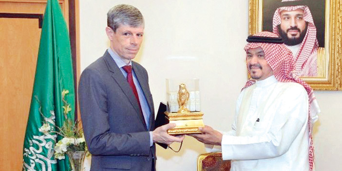  وزير الحج خلال استقباله السفير السويسري