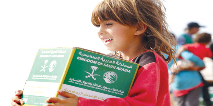  طفلة سورية تحمل صندوق وجبة إفطار صائم مقدمة من مركز الملك سلمان للإغاثة