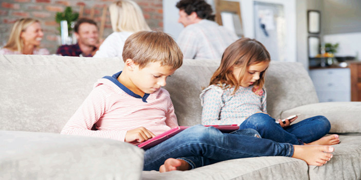 إدمان الأطفال على الشاشات.. الأمر أعقد مما نتخيل 