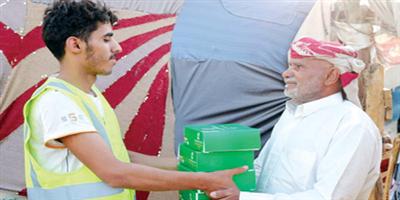 مركز الملك سلمان يواصل توزيع وجبات إفطار في المحافظات اليمنية 