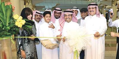 الرئيس التنفيذي للهيئة العامة للثقافة يفتتح معرض (نقطة) بمركز المملكة 