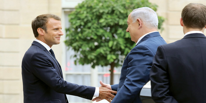  الرئيس الفرنسي مستقبلاً رئيس وزراء إسرائيل أمس في باريس