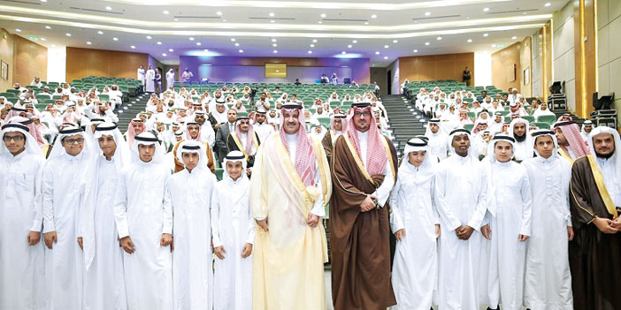   الأمير فيصل وسمو نائبه في صورة تذكارية مع الطلبة المتفوقين