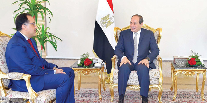  الرئيس المصري عبد الفتاح السيسي مجتمعاً أمس بالوزير مدبولي