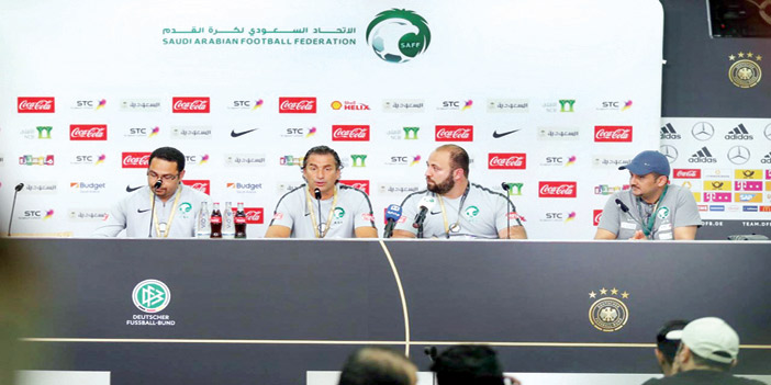  بيتزي خلال المؤتمر الصحفي