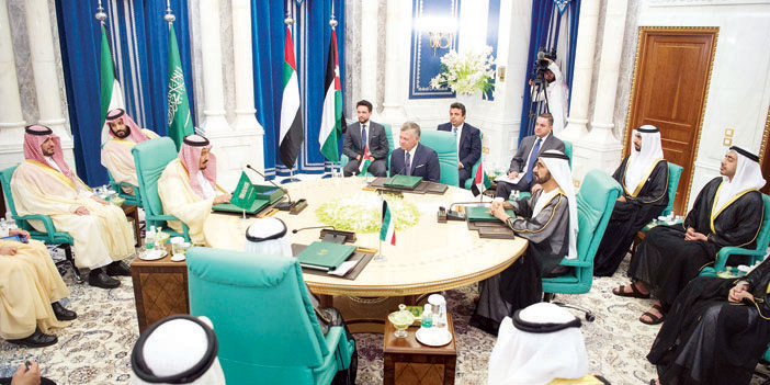  الملك مترئساً اجتماع قمة مكة المكرمة بحضور أمير دولة الكويت وملك الأردن ونائب رئيس الإمارات