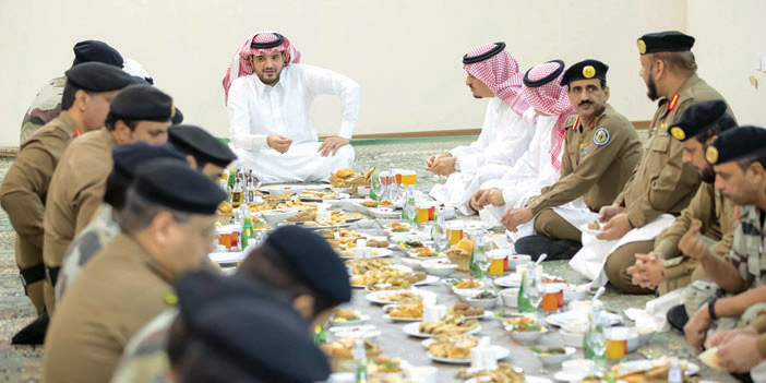 سموه شارك رجال الأمن وجبة الإفطار 