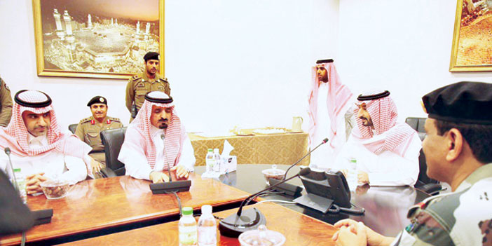   من لقاء نائب أمير مكة مع الجهات الأمنية والفرق التطوعية