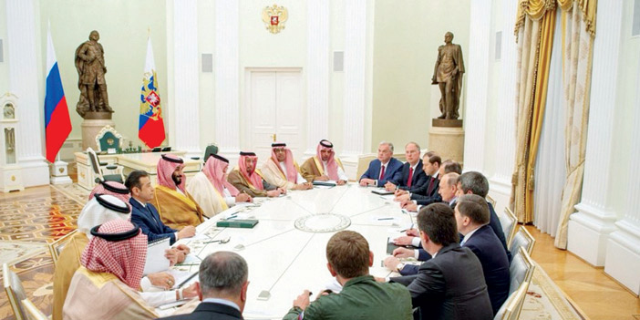  ولي العهد خلال اجتماعه مع الرئيس الروسي في موسكو أمس الخميس