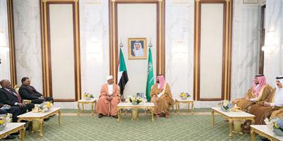 سمو ولي العهد يبحث العلاقات ومستجدات الأحداث مع الرئيس السوداني 