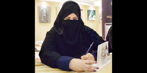  خديجة خلال تدشينها لـ «معزوفة تراوغ الصمت»