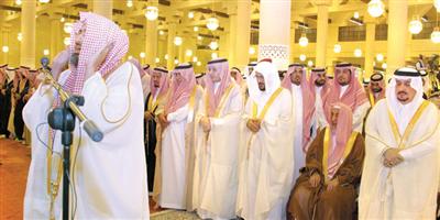 الأمير فيصل بن بندر يتقدم المصلين لصلاة عيد الفطر في الرياض 