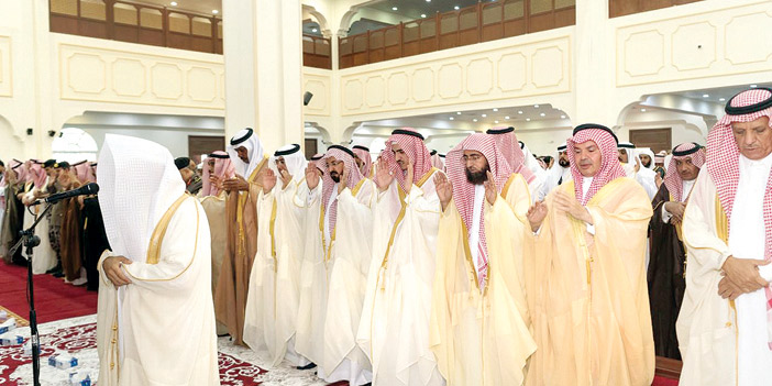 أمير منطقة الجوف يتقدم المصلين ويعايد المرضى 