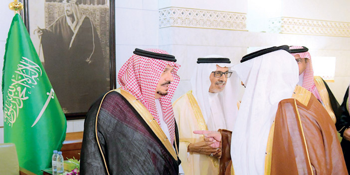  سمو أمير منطقة الرياض خلال استقبال جموع المهنئين