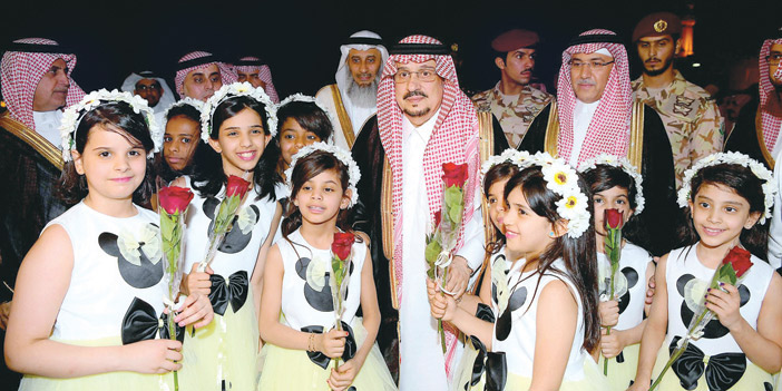  الأمير فيصل بن بندر محاطاً بعدد من زهرات الرياض