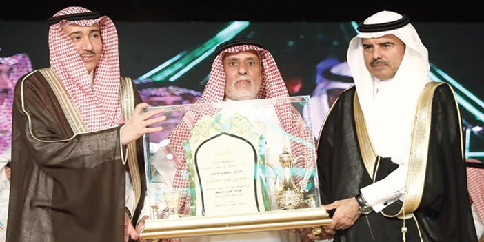  المحافظ ورئيس البلدية يكرمان العنقري