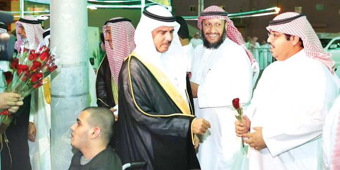  المحافظ يُقدِّم الورود لأصحاب الهمم