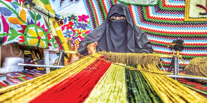  سيدة سعودية تغزل النسيج