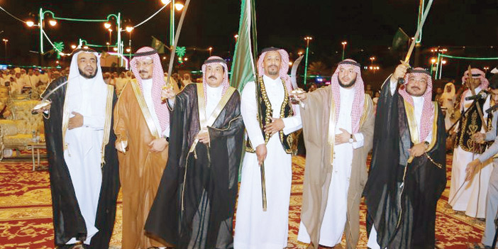  المحافظ يشارك في أداء العرضة السعودية
