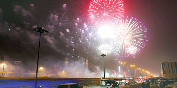 عروض الألعاب النارية لفتت الأنظار 