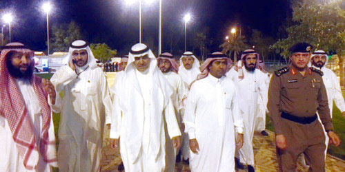  المحافظ يتجوّل في المهرجان