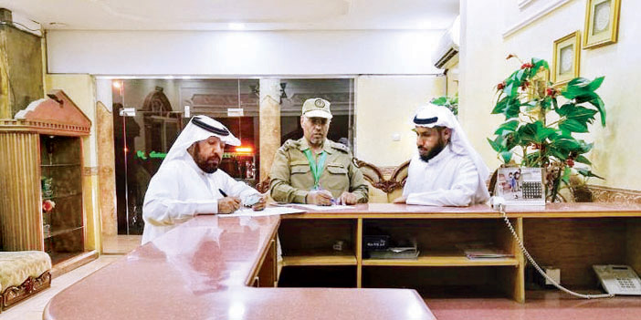  من زيارة اللجنة لاحد وكالات السفر