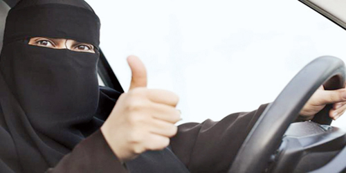  سيدة خلف المقود وتشير لفرحتها