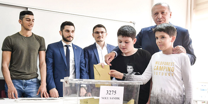  الرئيس التركي يشارك في الانتخابات