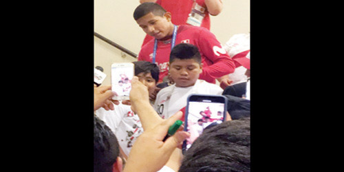  اللاعب فلوريس مع جماهير البيرو