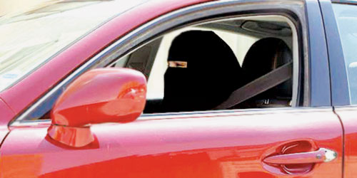   سيدة سعودية تقود سيارتها