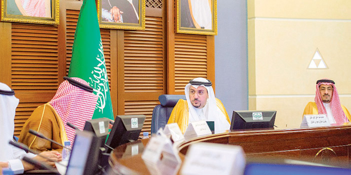  لقطتان من لقاء الأمير فيصل بن مشعل بمسؤولي القصيم