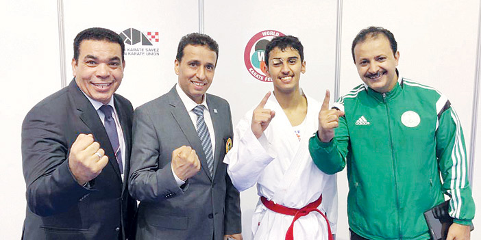  العسيري محتفلا بإنجازه متوسطا د. القناص ومدربه