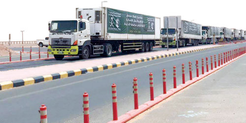 25 شاحنة سعودية تعبر منفذ الوديعة للحديدة 