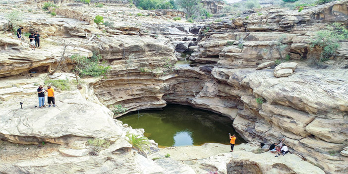 12 مستكشفًا في جبل القهر 