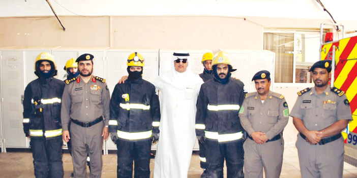  محافظ شقراء أثناء زيارته لإدارة الدفاع المدني