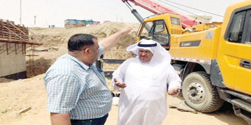  ابن عيبان يناقش أحد المقاولين