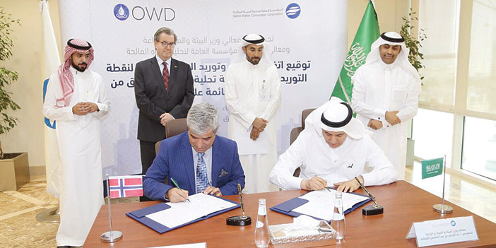  وزير البيئة والمياه والزراعة خلال توقيع الاتفاقية