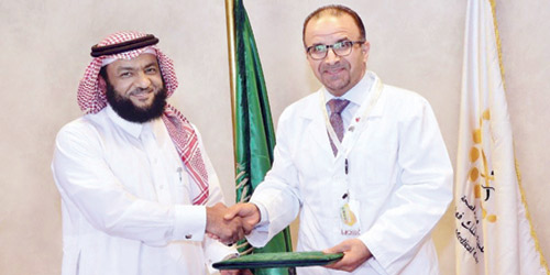  د. الحمود ود. اليماني خلال توقيع الاتفاقية