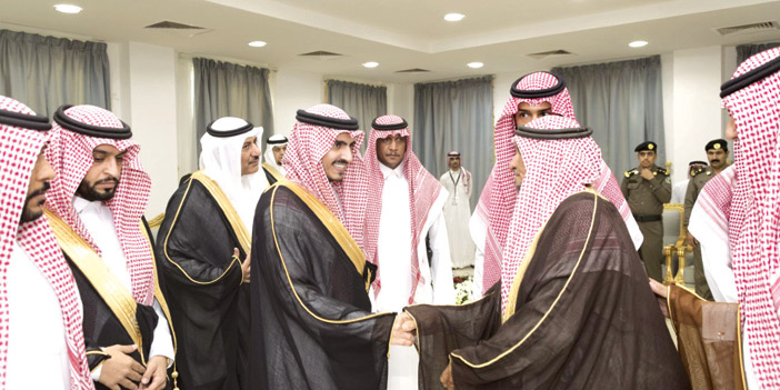  أمير منطقة الجوف أثناء سلامه على أحد المواطنين