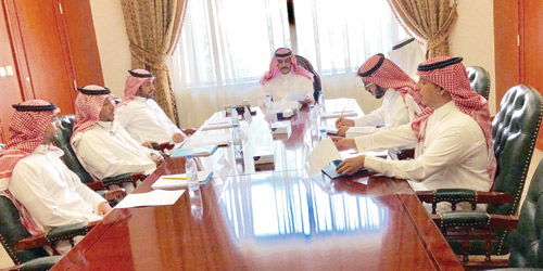  سمو المحافظ يترأس الاجتماع