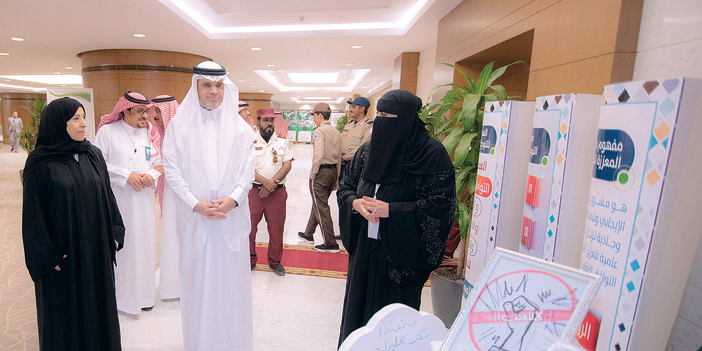  وزير التعليم ود. هيا العواد يتجولان داخل المعرض