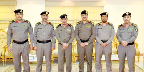  لقطة جماعية للضباط المترقين